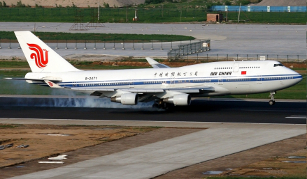 国航波音747-400客机