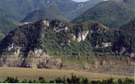 酉水岩墓葬群