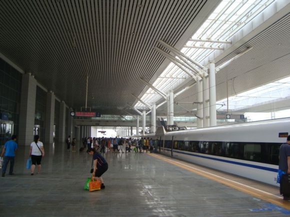 大同南站候车站台