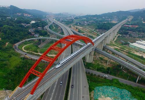 列车驶过福州境内的跨西岭互通特大桥 