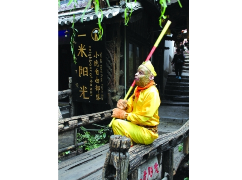 酒吧街揽客的孙猴子