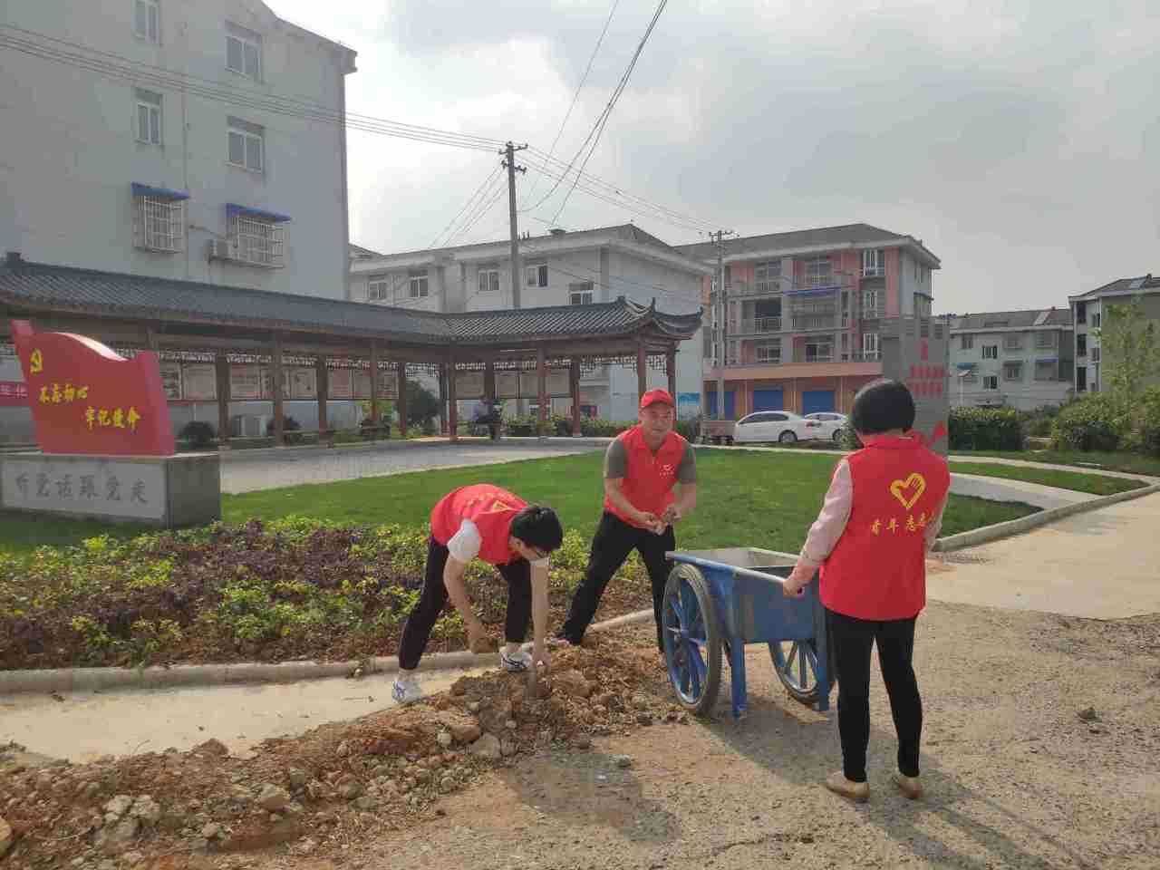 毕桥镇志愿者清理路面