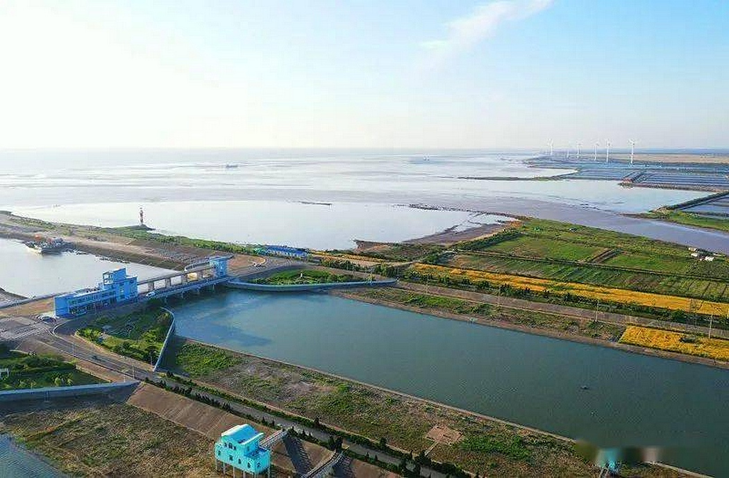 苏北灌溉总渠入海口扁担港口（上为总渠入海口，下为入海水道）