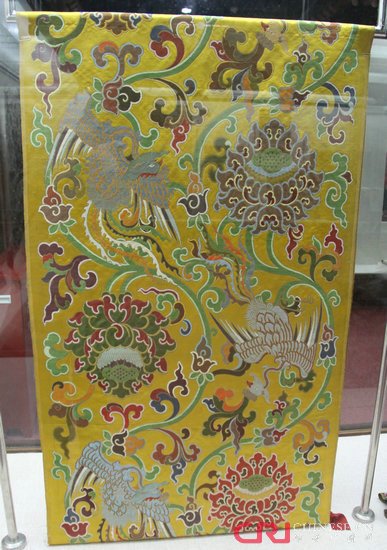 清代黄地织金凤莲妆花缎（传世品）