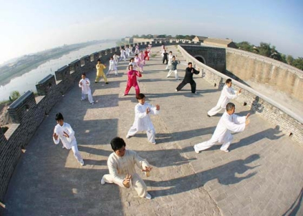 广府民众在城墙上习练太极拳 