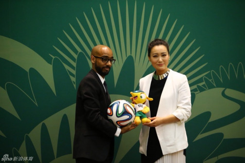 国际足联法务负责人向谭晶赠送世界杯吉祥物