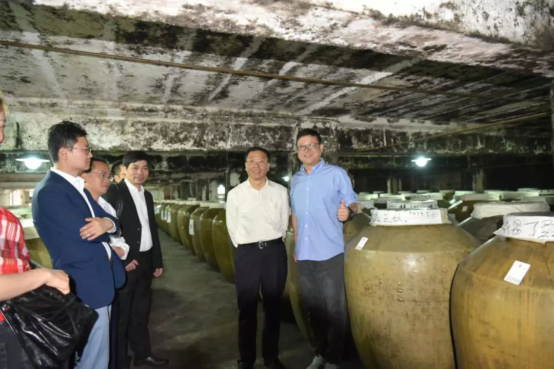2019年5月，丁磊到访茅台集团，与李保芳（右2）共同封坛