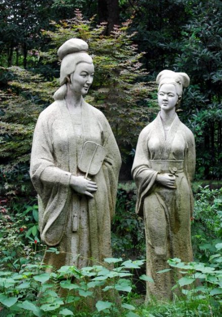 三苏祠雕塑:八娘伴母，右为苏八娘