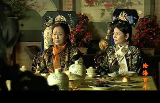 《沧海百年》中的慈禧（左，斯琴高娃饰）