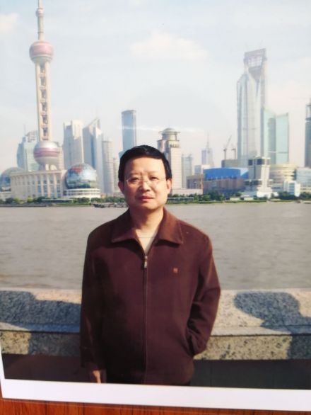 作者胡传淮在上海外滩留念