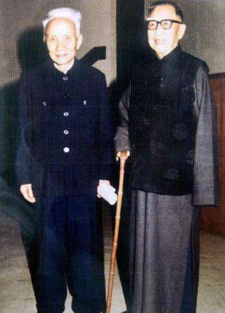 钱穆为右一