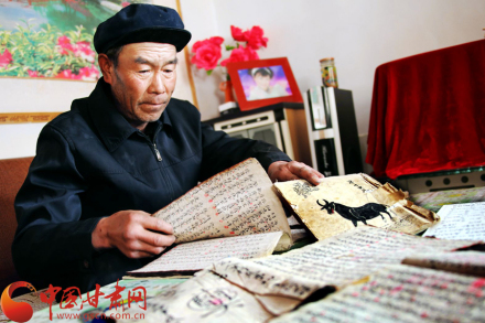传承人展示祖传“河西宝卷” 