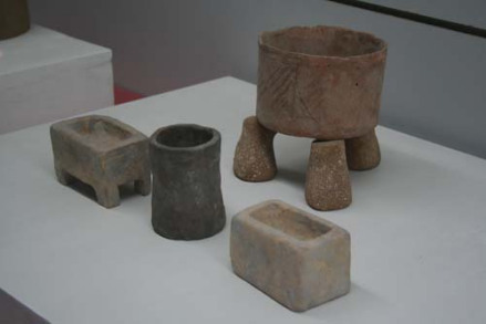 磁山遗址出土的盂、钵 