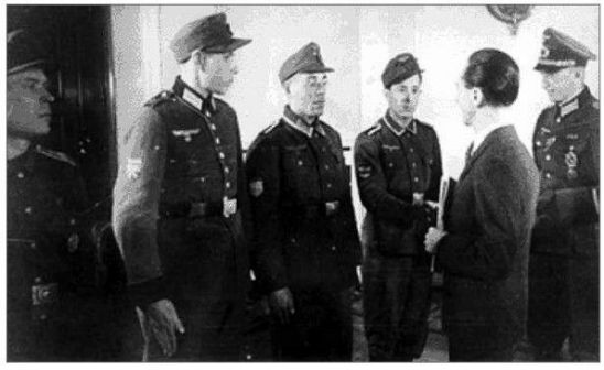 1943年德国宣传部长戈培尔与俄罗斯志愿部队的军官