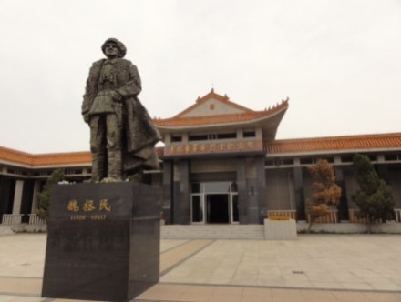 吉林省第一位中共省委书记魏拯民雕像 