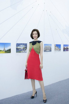 常思思受邀出席建筑展 短发造型清爽亮相