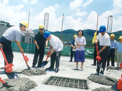 2001年6月28日马洪为研究院综合楼封顶