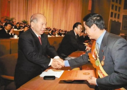 2001年4月29日，尉健行等领导同志为劳动模范代表颁奖
