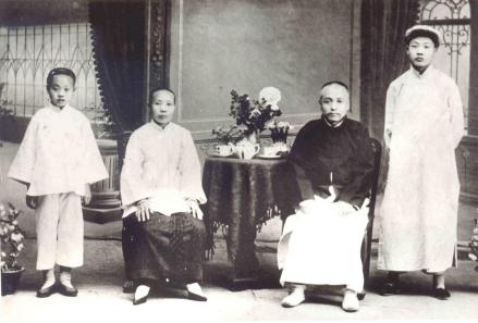 贺昌及妹妹贺毓秀在太原同父母合影