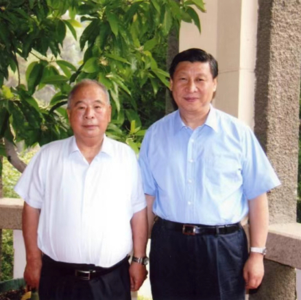 2010年7月31日，习近平同志在北戴河看望尉健行同志时合影