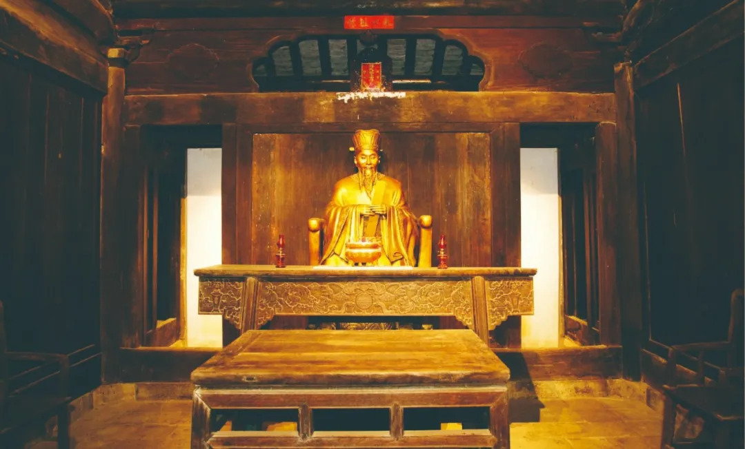 丘浚故居金色塑像