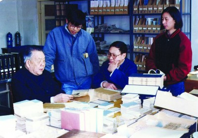 1980年代，邓广铭（左一）与学生们在北大中古史中心