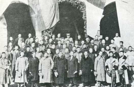 1912年元旦，孙中山就职，中华民国成立。 
