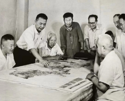 1978年8月，赵南起（左二）主持延边朝鲜族自治州党委常委会