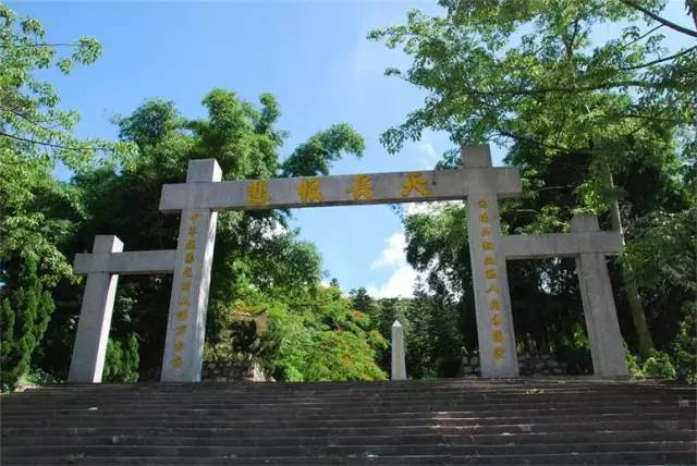 万人坟遗址牌坊