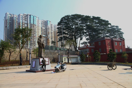 漳州芗城区江滨公园的弘一大师像
