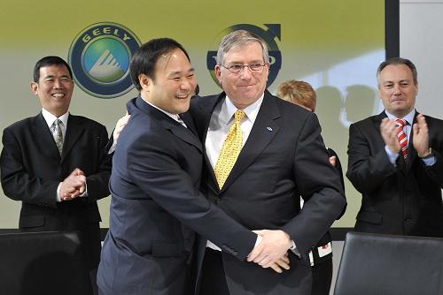 李书福与美国福特汽车公司首席财务官莱维斯·布思握手 