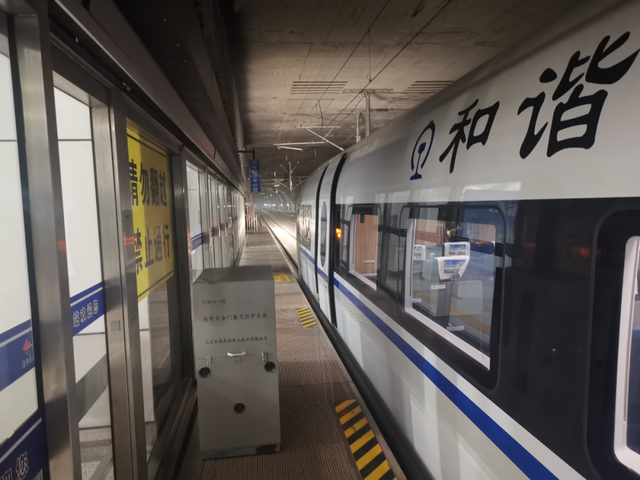 新郑机场站站台