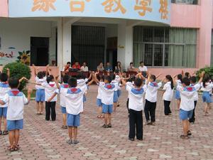 学校通过体操练习提高小学生的身体素质