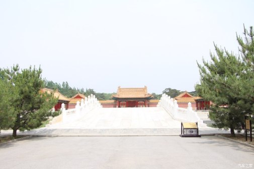 三孔石拱桥