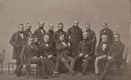 1856年，签订《巴黎和约》的官方合影，后排左一为加富尔