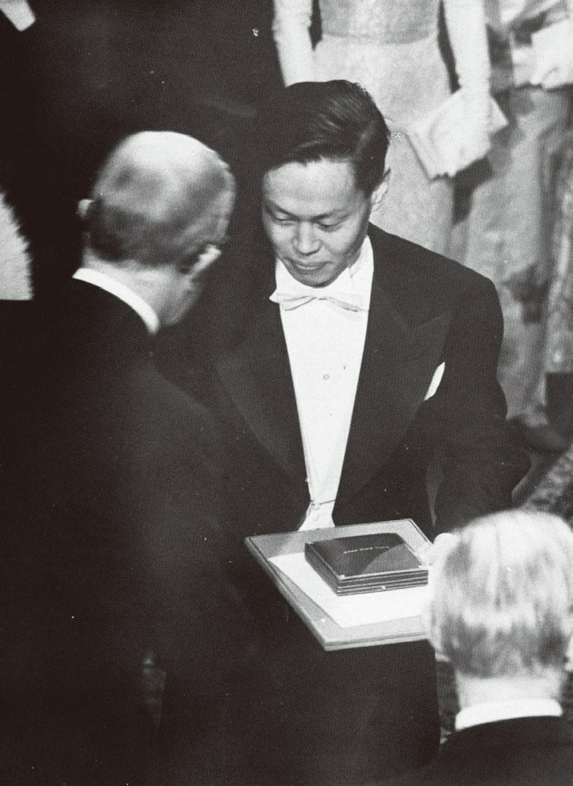 1957年，杨振宁接受瑞典国王古斯塔夫六世·阿道夫手授奖