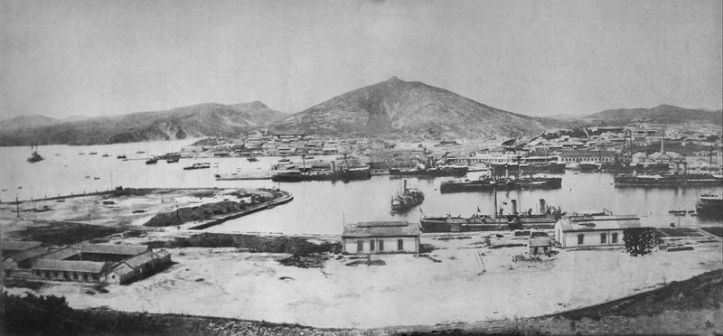 1894年7月，旅顺港内，北洋水师主力舰艇“全家福”。