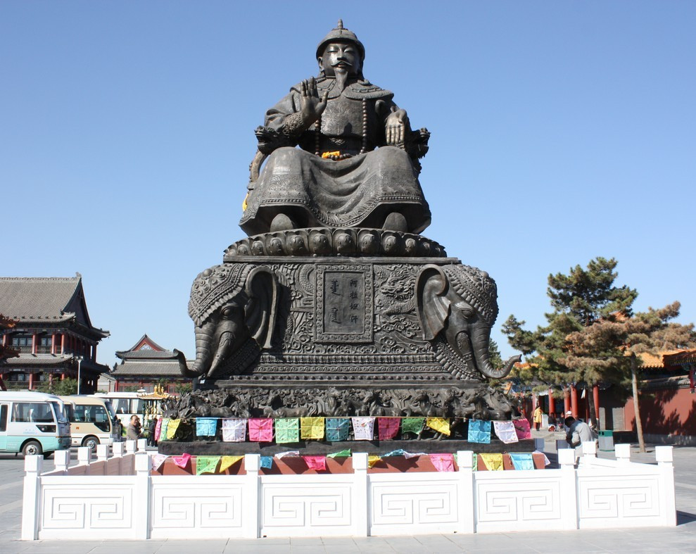 呼和浩特大召寺广场上的俺答汗铜像