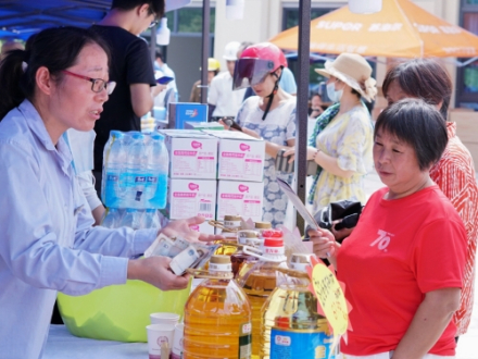 岑港街道举办“消暑好滋味，惠民新生活”优品展销会活动