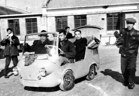 1958年11月23日，金日成乘坐微型轿车