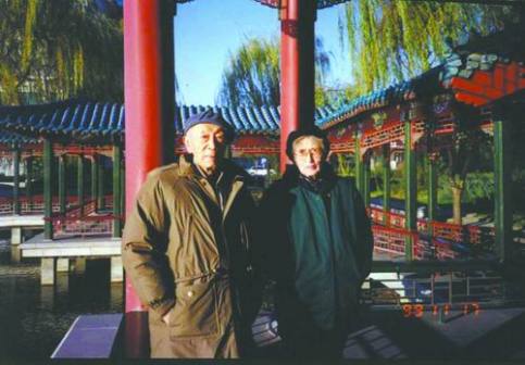 1999年11月17日，黄昆与夫人李爱扶在北京郊区合影