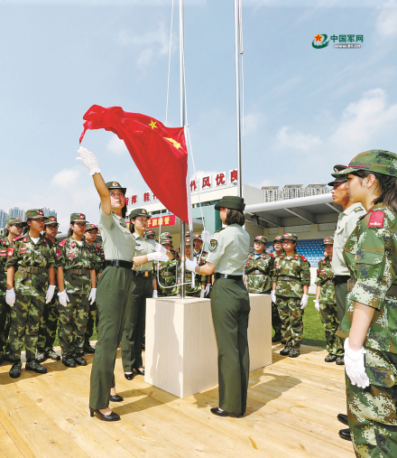 驻澳门部队官兵为澳门中学生开展国旗手培训活动。