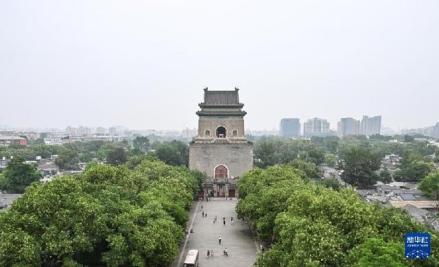 这是20247月16日在鼓楼上拍摄的钟楼 