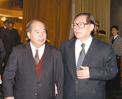 1996年11月12日，江泽民同志和尉健行同志在一起交谈