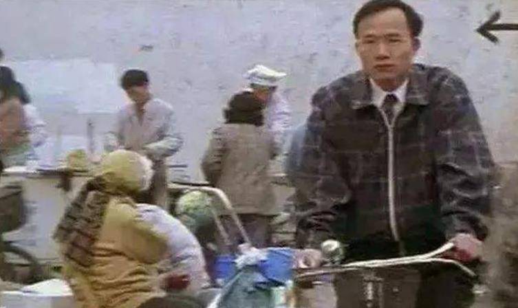 年轻时骑自行车跑业务的郭广昌