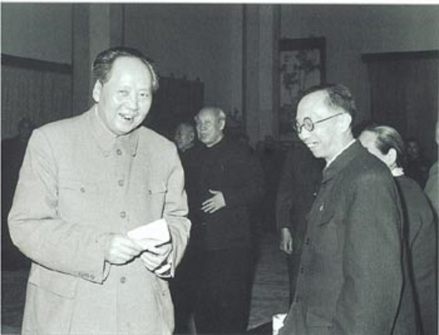 毛泽东与末代皇帝爱新觉罗·溥仪在一起（1962年）
