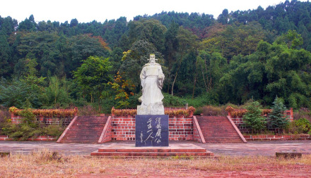 虞允文墓前塑像 