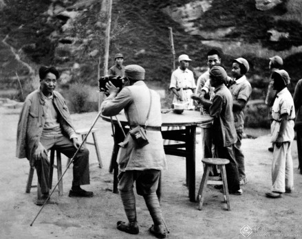 1943年，吴印咸给毛泽东主席照标准像。马似友摄 