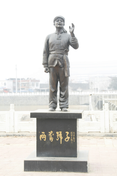 图1 两当县城的两当号子雕塑 