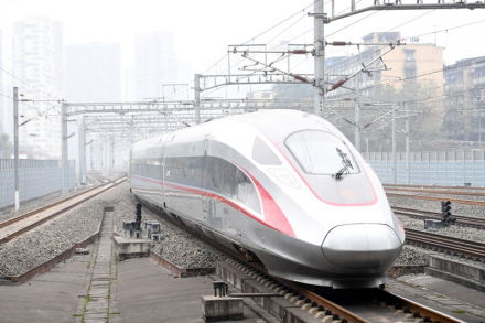 复兴号CR400AF型电力动车组驶出沙坪坝站 